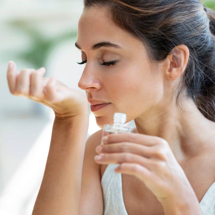 Scent Longevity 101: The Truth About Winter & Summer Perfumes